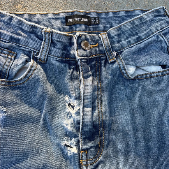 PrettyLittleThing Ripped Straight Leg Jeans in Blue - Picture 3 of 5